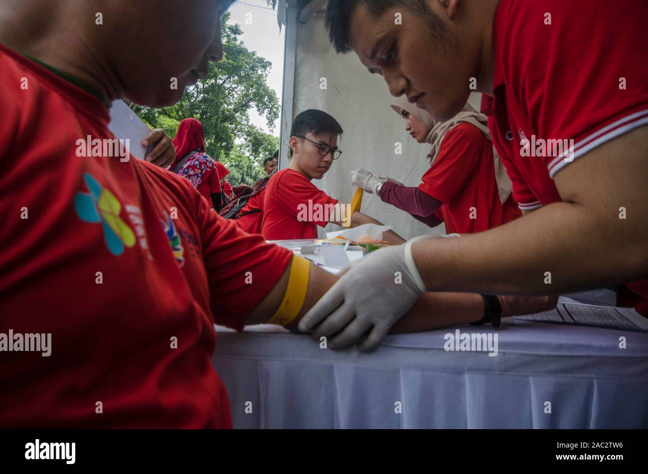 Bandung, Indonésie. 30Th Nov, 2019. Les gens prennent un test sanguin du VIH/SIDA au cours d'une campagne de sensibilisation du public avant la Journée mondiale du sida à Bandung, Indonésie, le 30 novembre 2019. Credit : Septianjar/Xinhua/Alamy Live News Banque D'Images