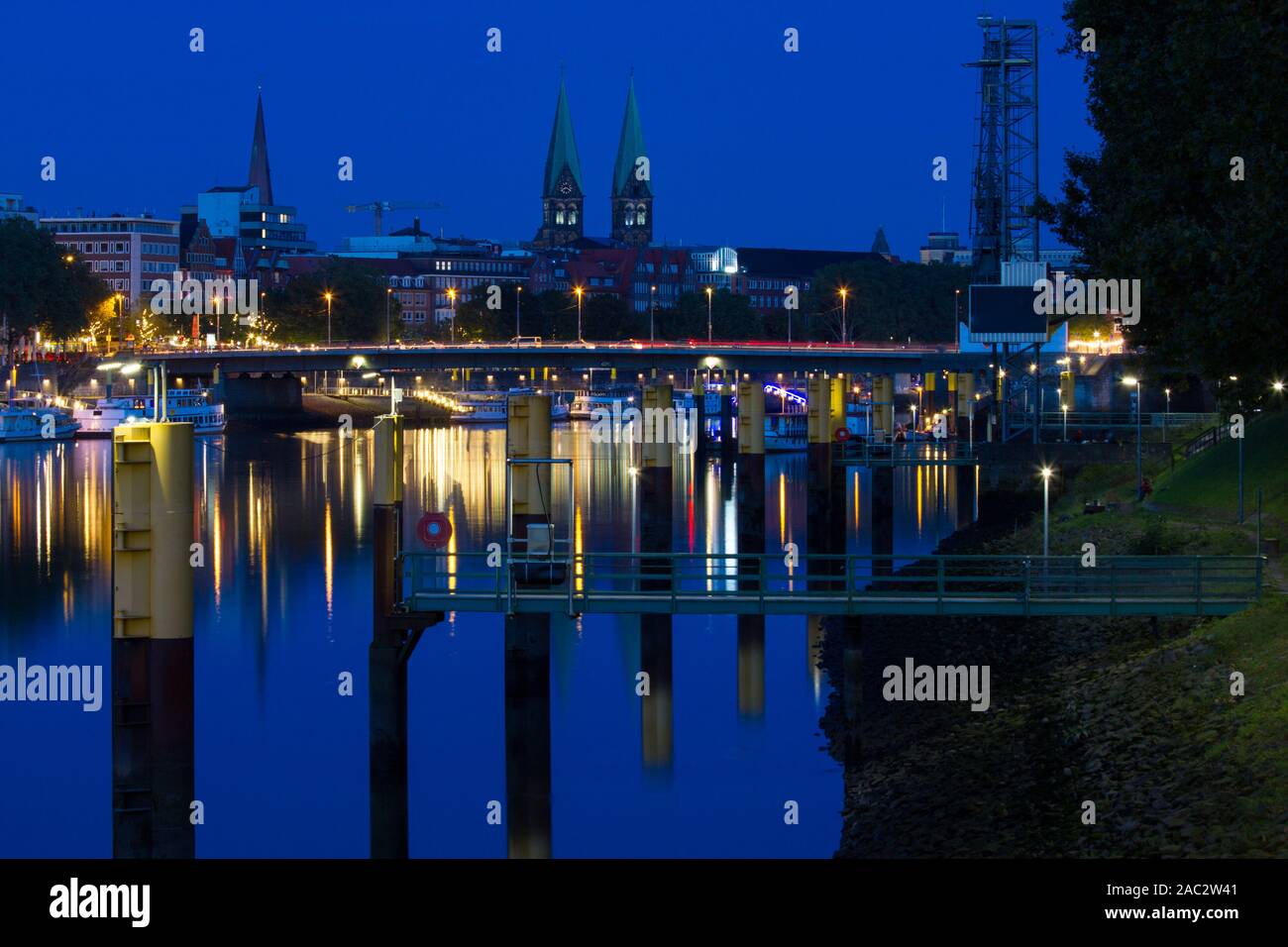 Skyline de Brême, et la Schlachte et la Weser après le coucher du soleil pendant l'heure bleue Banque D'Images