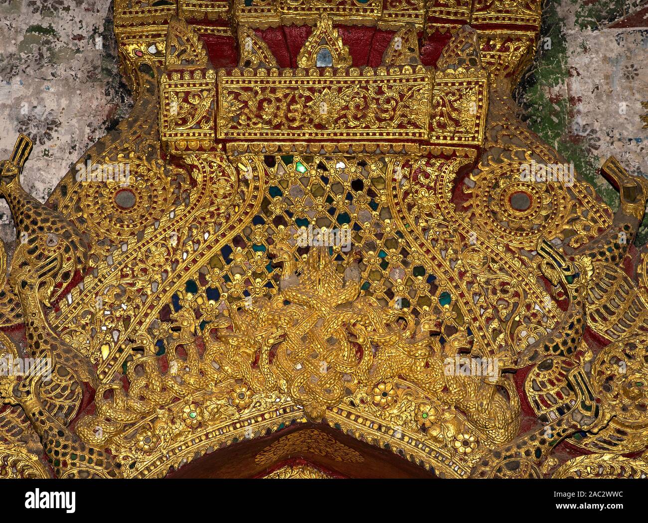 Fronton sculpté doré de la porte centrale de Wat Pa Phai, Luang Prabang, Laos Banque D'Images