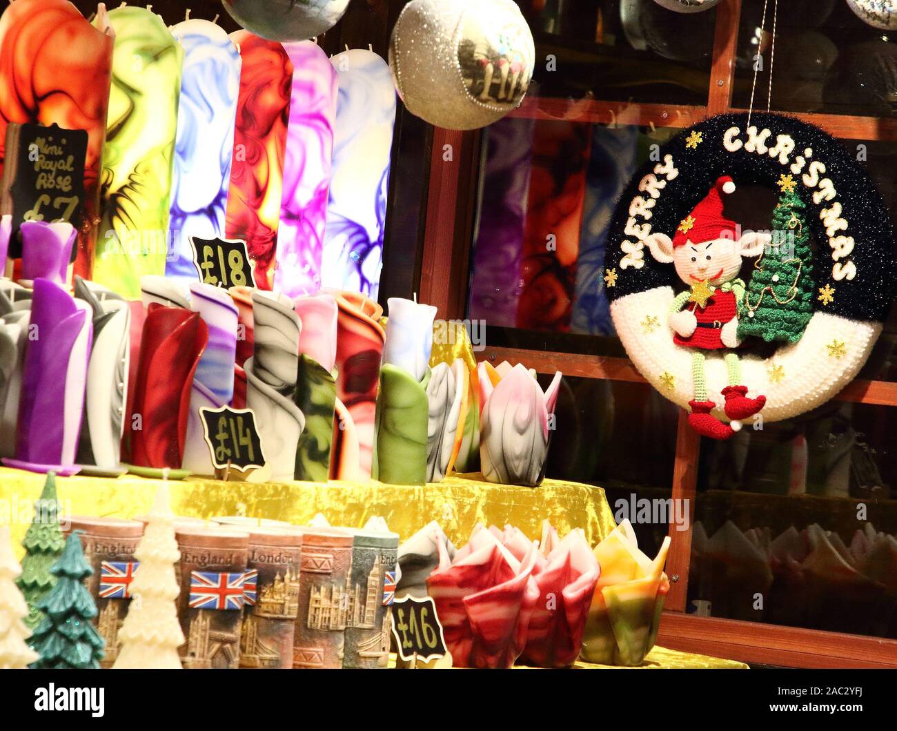 Décorations de Noël en vente sur les étals à Noël à Leicester Square.London's destination des premières de film a été transformé en un marché de Noël pour la période des fêtes. Banque D'Images