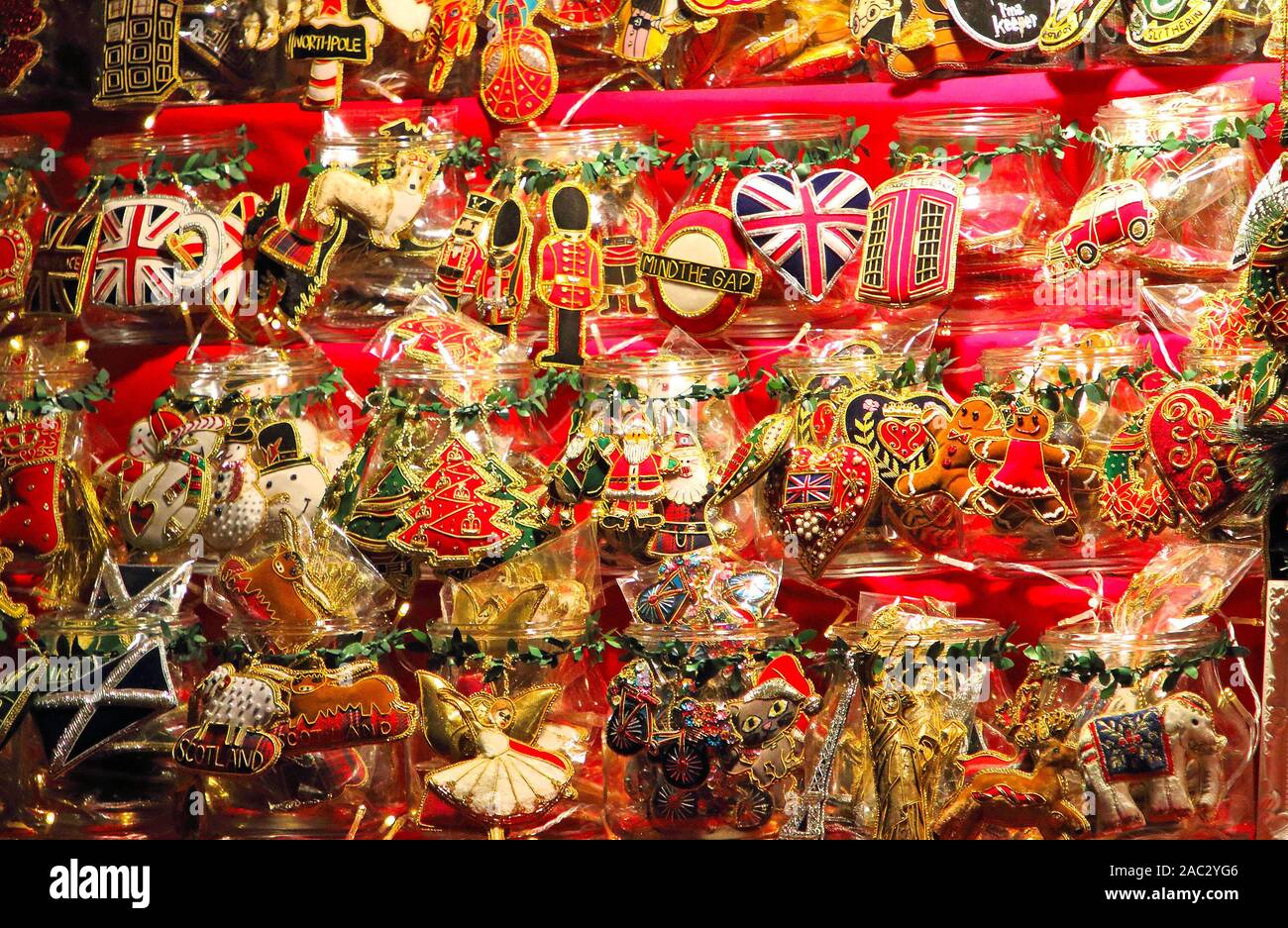 Décorations de Noël en vente sur les étals à Noël à Leicester Square.London's destination des premières de film a été transformé en un marché de Noël pour la période des fêtes. Banque D'Images