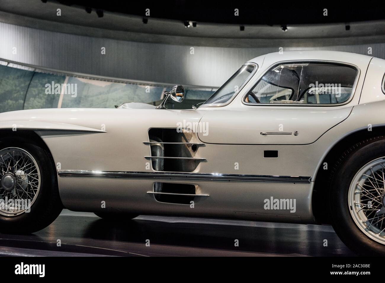 Vieille voiture brillant d'argent à l'intérieur de l'exposition permanente du véhicule Banque D'Images