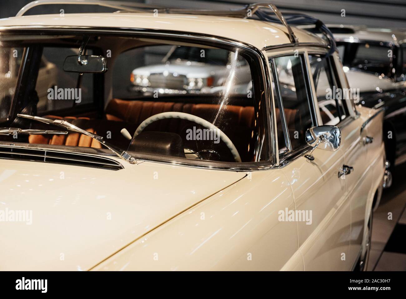 Examiner de près. Portrait of white classic voiture garée à l'intérieur de l'exposition de l'automobile Banque D'Images