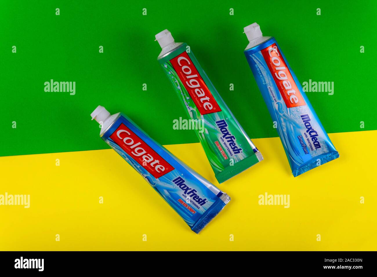 New York NY 29 NOV 2019 : Ensemble de dentifrice Colgate Colgate sur est une marque de dentifrice produit par Colgate-Palmolive Banque D'Images