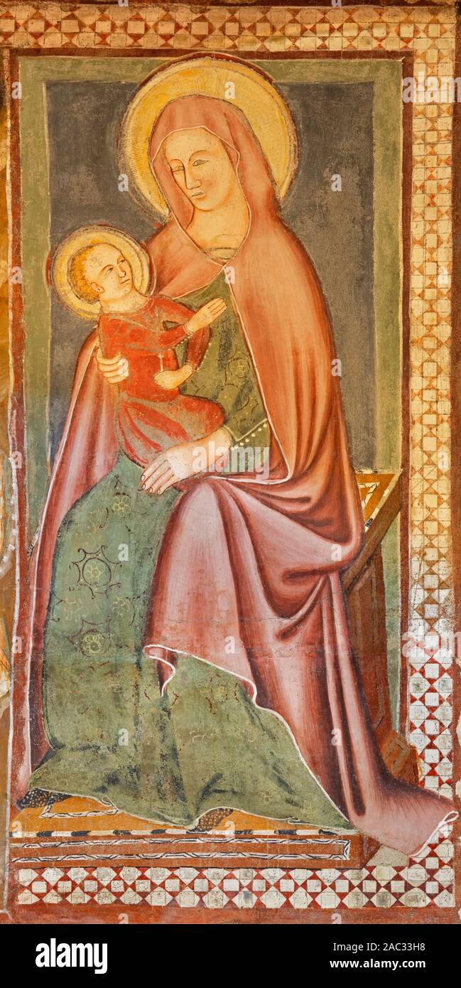 Côme, Italie - 8 mai 2015 : Le détail de fresque médiévale de Madonna à l'église Basilica di San Fedele. Banque D'Images