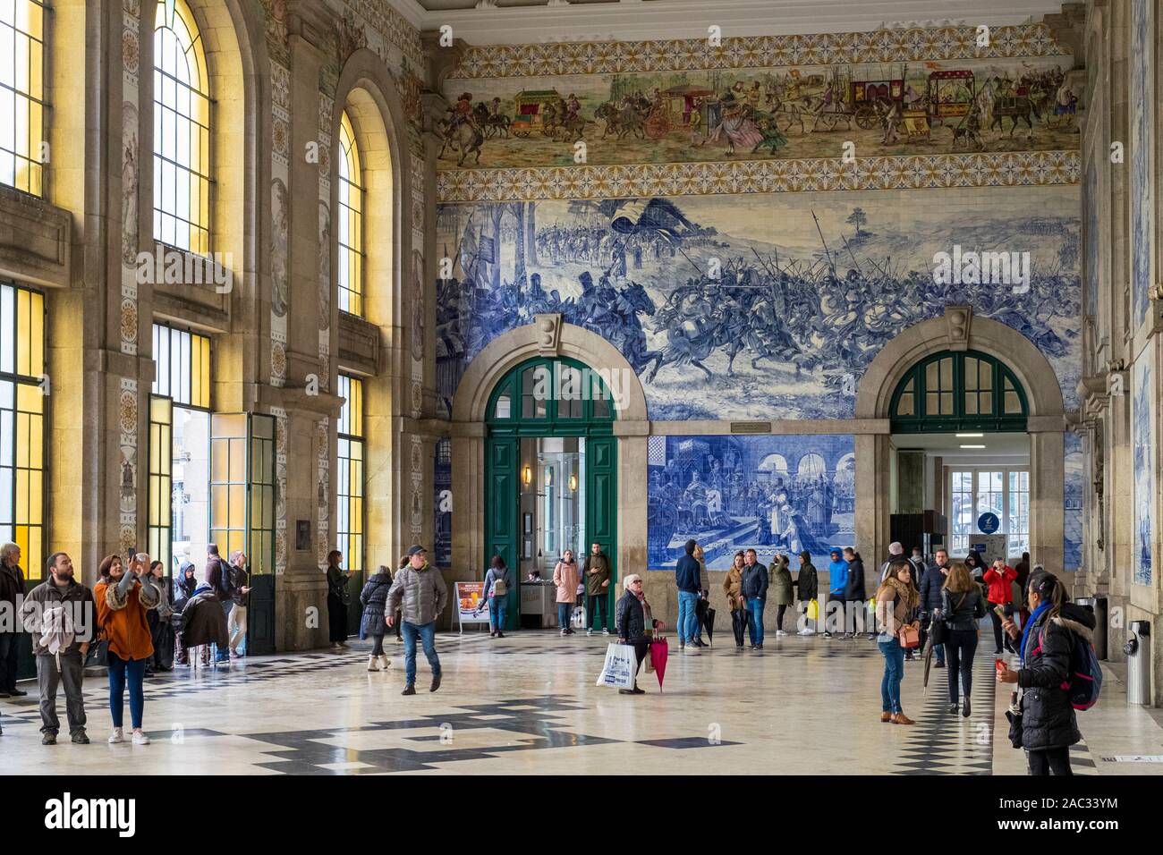 Portugal, Porto, la gare de São Bento intérieur avec des tuiles azulejo Banque D'Images