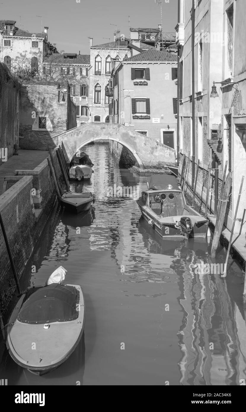 Venise - le petit canal et le pont Ponte Moro. Banque D'Images