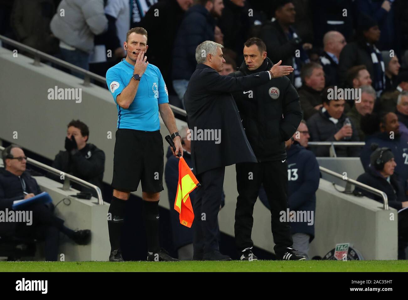 Londres, Royaume-Uni. 30Th Nov 2019. Tottenham entraîneur en chef Jose Mourinho en discussion avec un officiel après le 2e but a été refusé au cours de la Barclays Premier League match entre Tottenham Hotspur et Bournemouth au Tottenham Hotspur Stadium, Londres, Angleterre. Le 30 novembre 2019. (Photo par AFS/Espa-Images) Credit : Cal Sport Media/Alamy Live News Banque D'Images