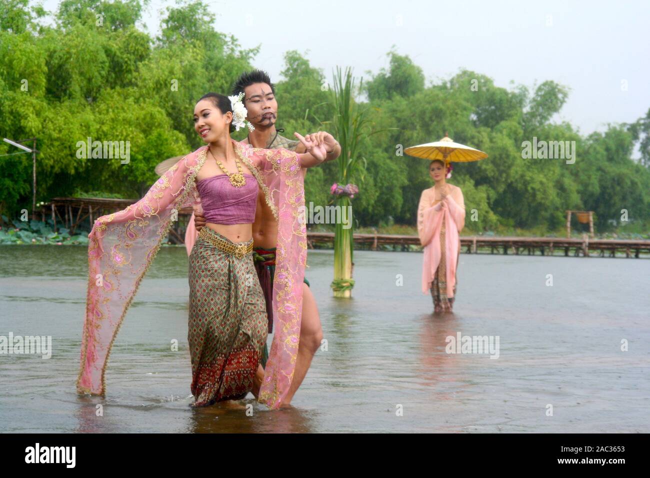Une performance à Klong Ayutthaya thaïlandais d'une histoire populaire concernant l'enchantement du dieu crocodile par un humain, à mermaid. folklore simular Banque D'Images