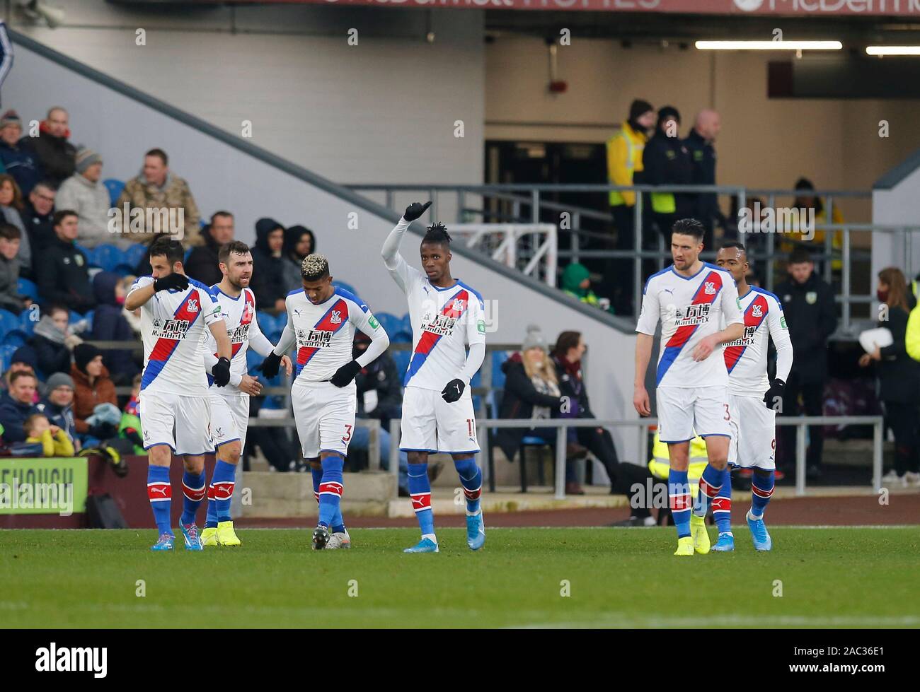 Turf Moor, Burnley, Lanchashire, UK. 30Th Nov, 2019. English Premier League, Burnley contre Crystal Palace ; Wilfried Zaha de Crystal Palace célèbre avec ses coéquipiers après avoir mis son équipe en avance de 1-0 dans le temps additionnel de la première moitié - strictement usage éditorial uniquement. Pas d'utilisation non autorisée avec l'audio, vidéo, données, listes de luminaire, club ou la Ligue de logos ou services 'live'. En ligne De-match utilisation limitée à 120 images, aucune émulation. Aucune utilisation de pari, de jeux ou d'un club ou la ligue/player Crédit : publications Plus Sport Action/Alamy Live News Banque D'Images