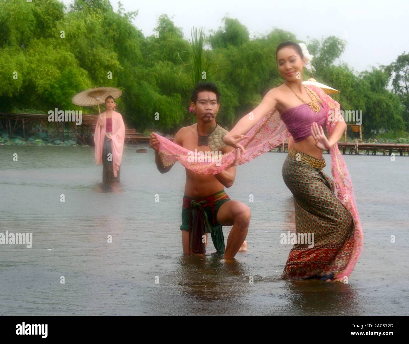 Une performance à Klong Ayutthaya thaïlandais d'une histoire populaire concernant l'enchantement du dieu crocodile par un humain, à mermaid. folklore simular Banque D'Images