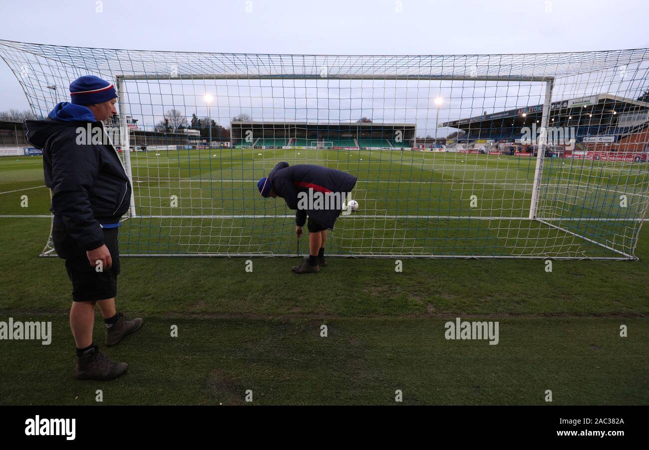Eastleigh FC personnel au sol ajuster l'objectif moustiquaires avant la FA Cup match au stade Silverlake, Eastleigh. Banque D'Images