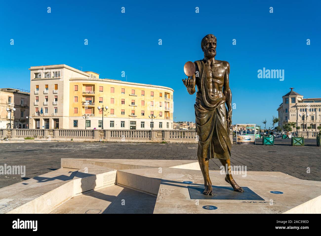 Archimède bronze statue, Syracuse, Sicile, Italie, Europa | statue en bronze d'Archimède, Syracuse, Sicile, Italie, Europe Banque D'Images