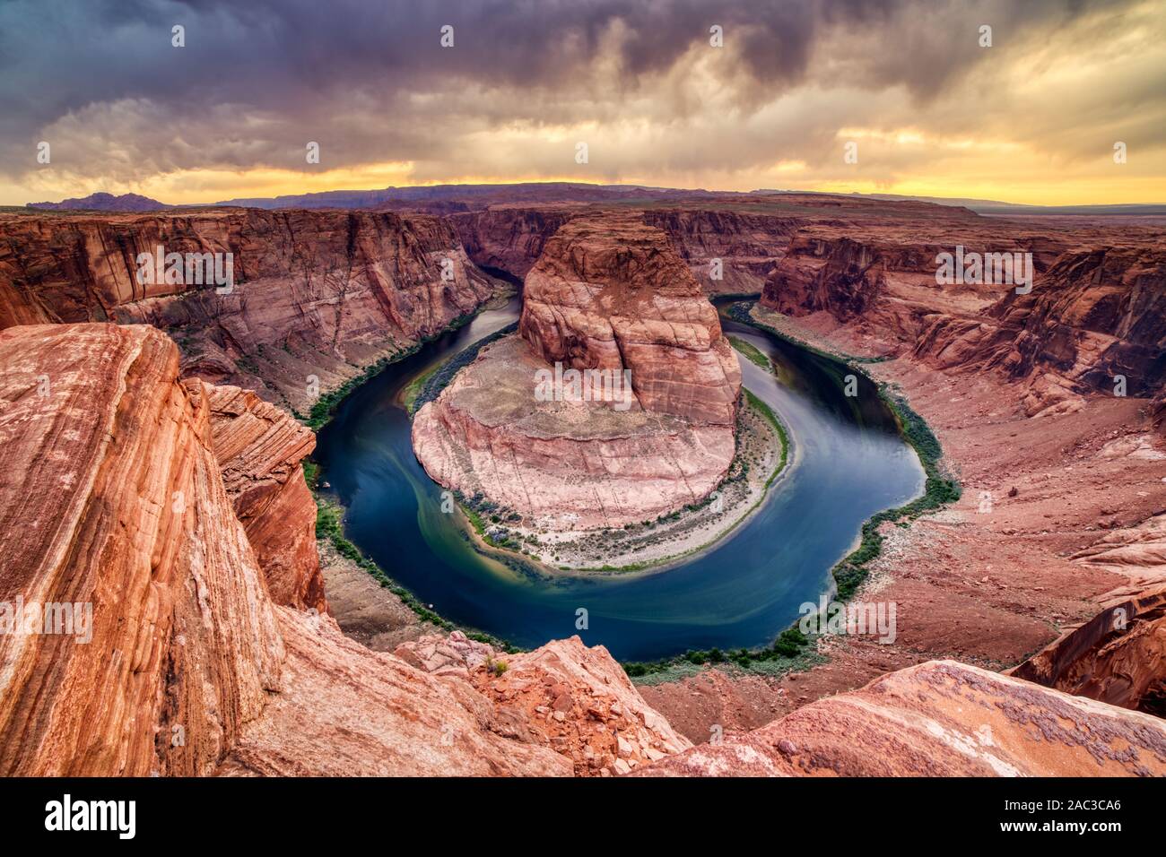 Horseshoe Bend sur la rivière Colorado au coucher du soleil avec des nuages dans le ciel, de l'Utah Banque D'Images