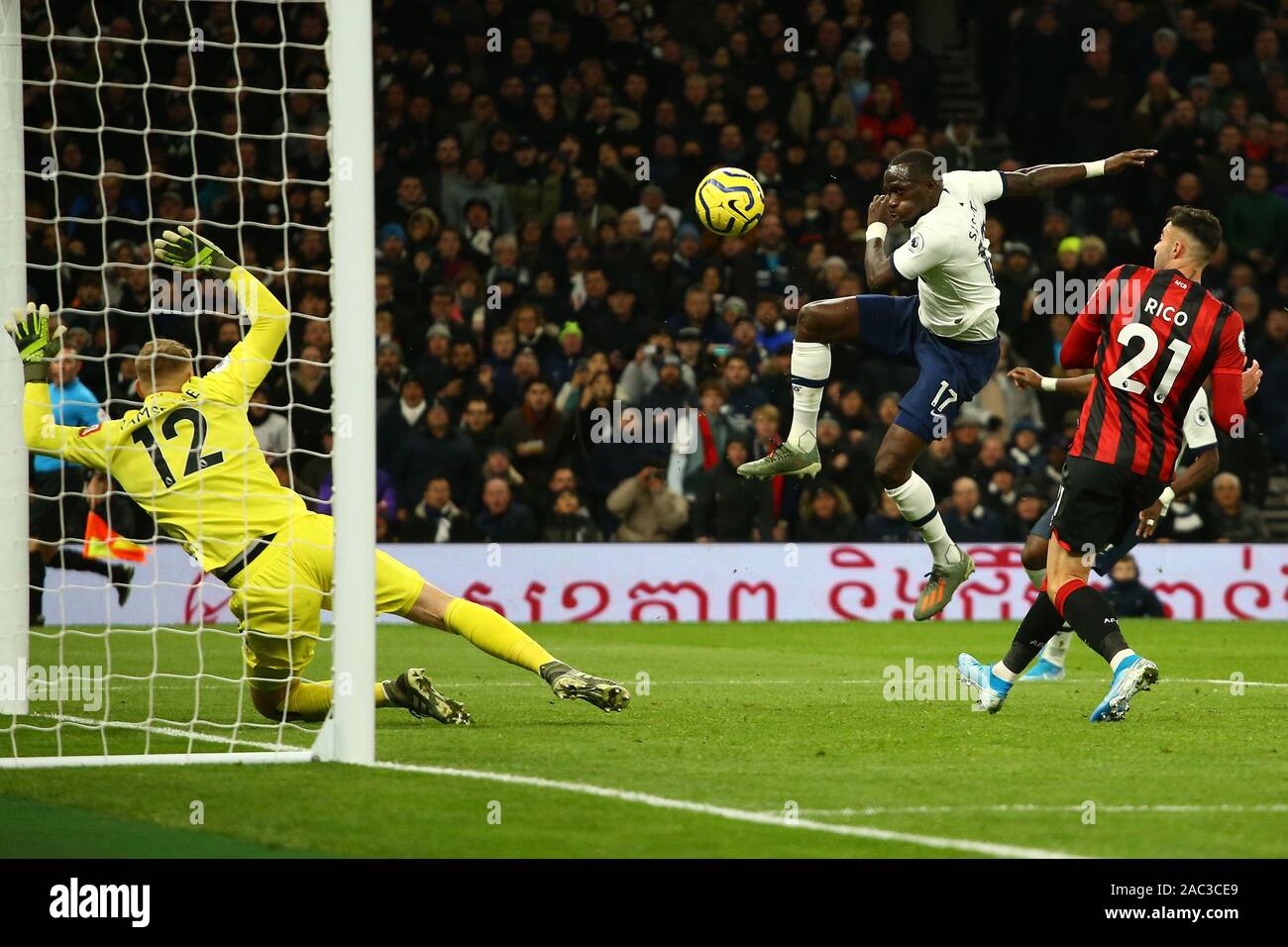 Londres, Royaume-Uni. 30Th Nov 2019. Le milieu de terrain de Tottenham, Moussa Sissoko marque un but au cours de la Barclays Premier League match entre Tottenham Hotspur et Bournemouth au Tottenham Hotspur Stadium, Londres, Angleterre. Le 30 novembre 2019. (Photo par AFS/Espa-Images) Credit : Cal Sport Media/Alamy Live News Banque D'Images