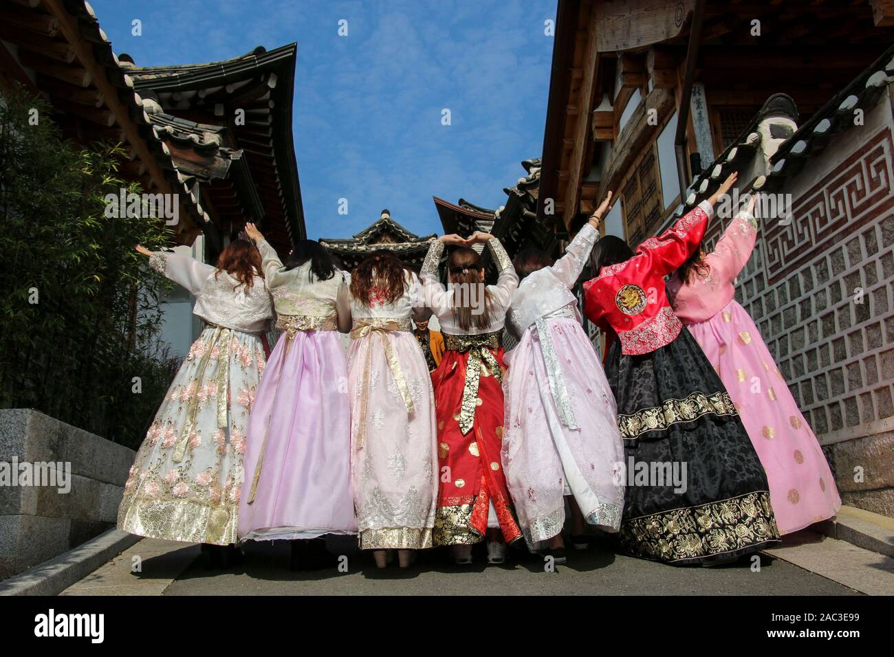 Les filles coréennes habillés en costume traditionnel hanbok de Bukchon Hanok Village, à Séoul, Corée du Sud Banque D'Images