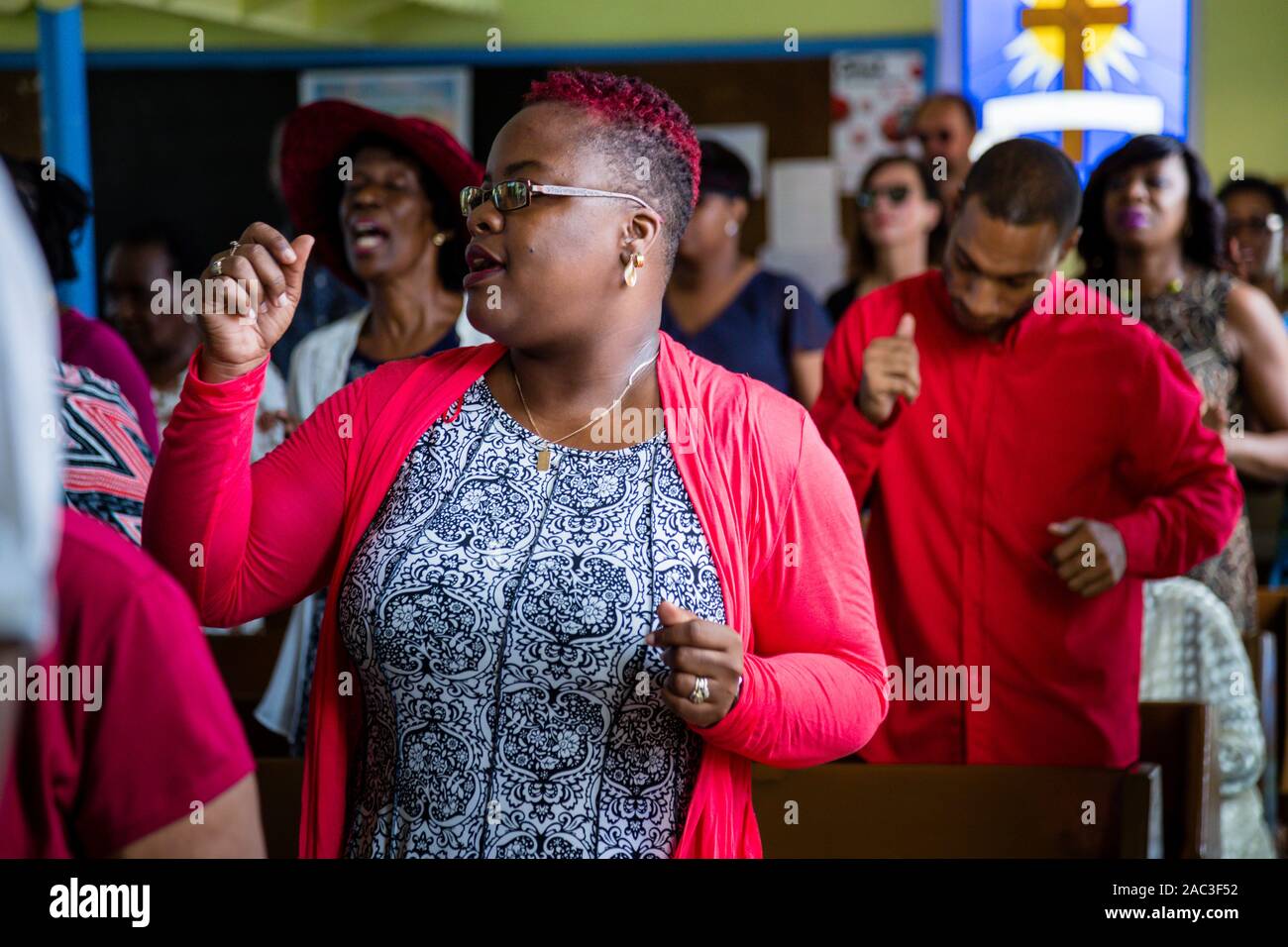 Les adorateurs chantent au service baptiste à la chaux, à la Grenade Banque D'Images