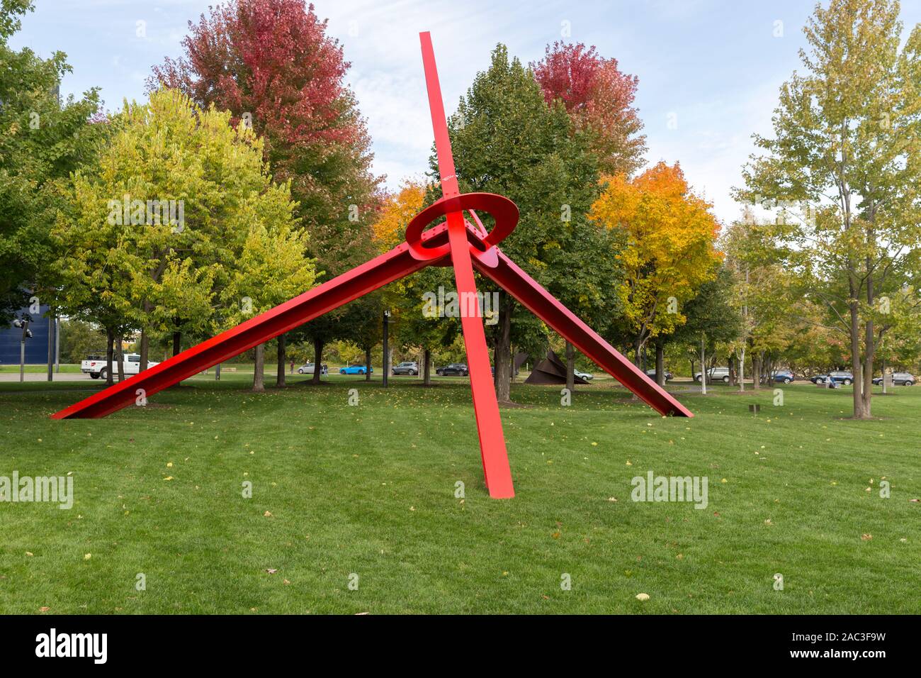 Le métal rouge 1977-1983 I-beam d'acier peint par molécule sculpture sculpteur Mark di Suvero en médaille d'Park dans le centre-ville de Minneapolis, Minnesota. Banque D'Images