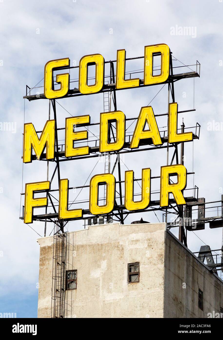 La farine jaune Médaille d'enseignes au néon au-dessus de silos à grains qui font maintenant partie du musée de la ville de moulin historique dans le centre-ville de Minneapolis, Minnesota Banque D'Images