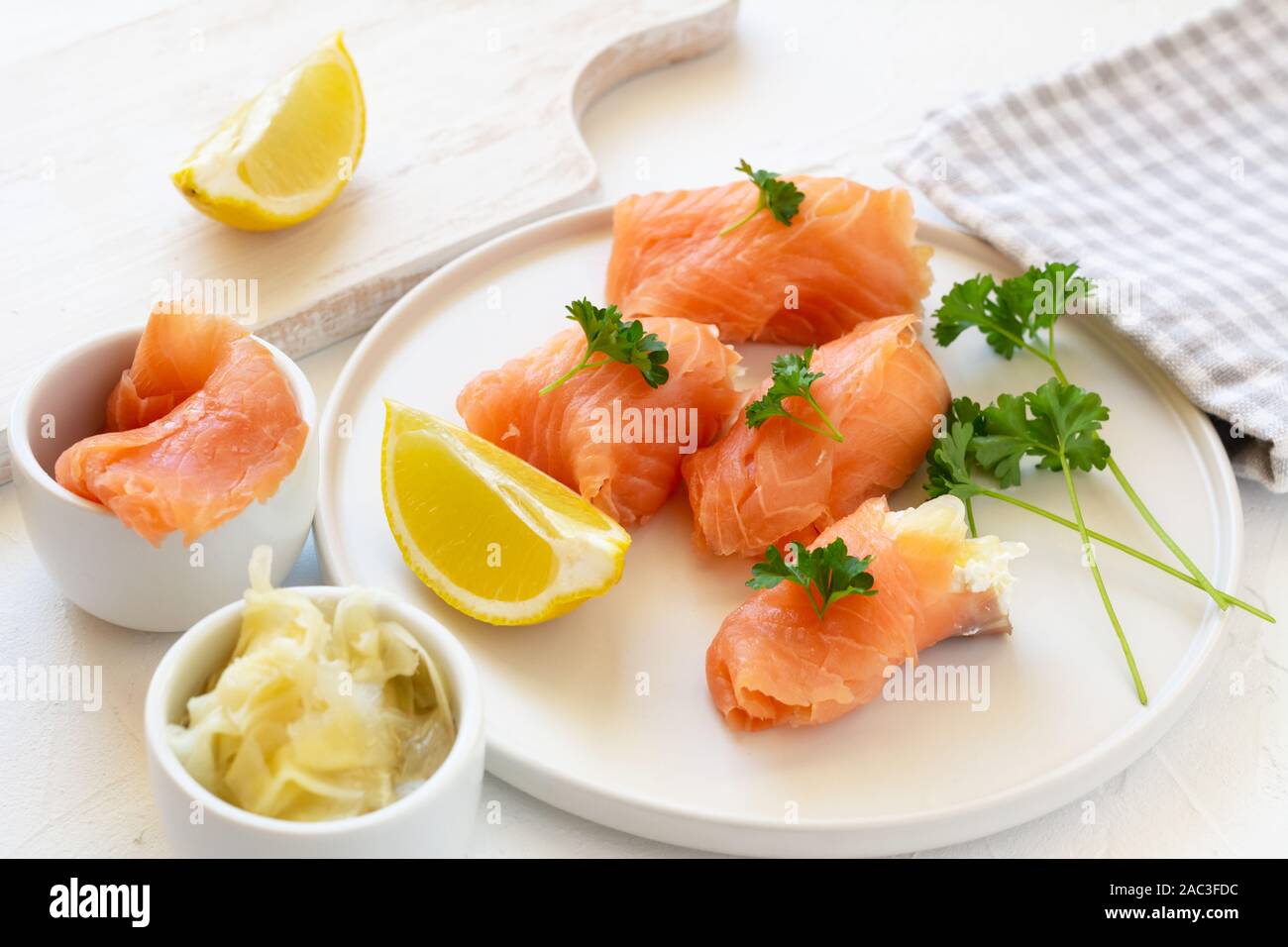 Tranches de saumon fumé avec le fromage cottage et le gingembre mariné. Partie snack. Banque D'Images