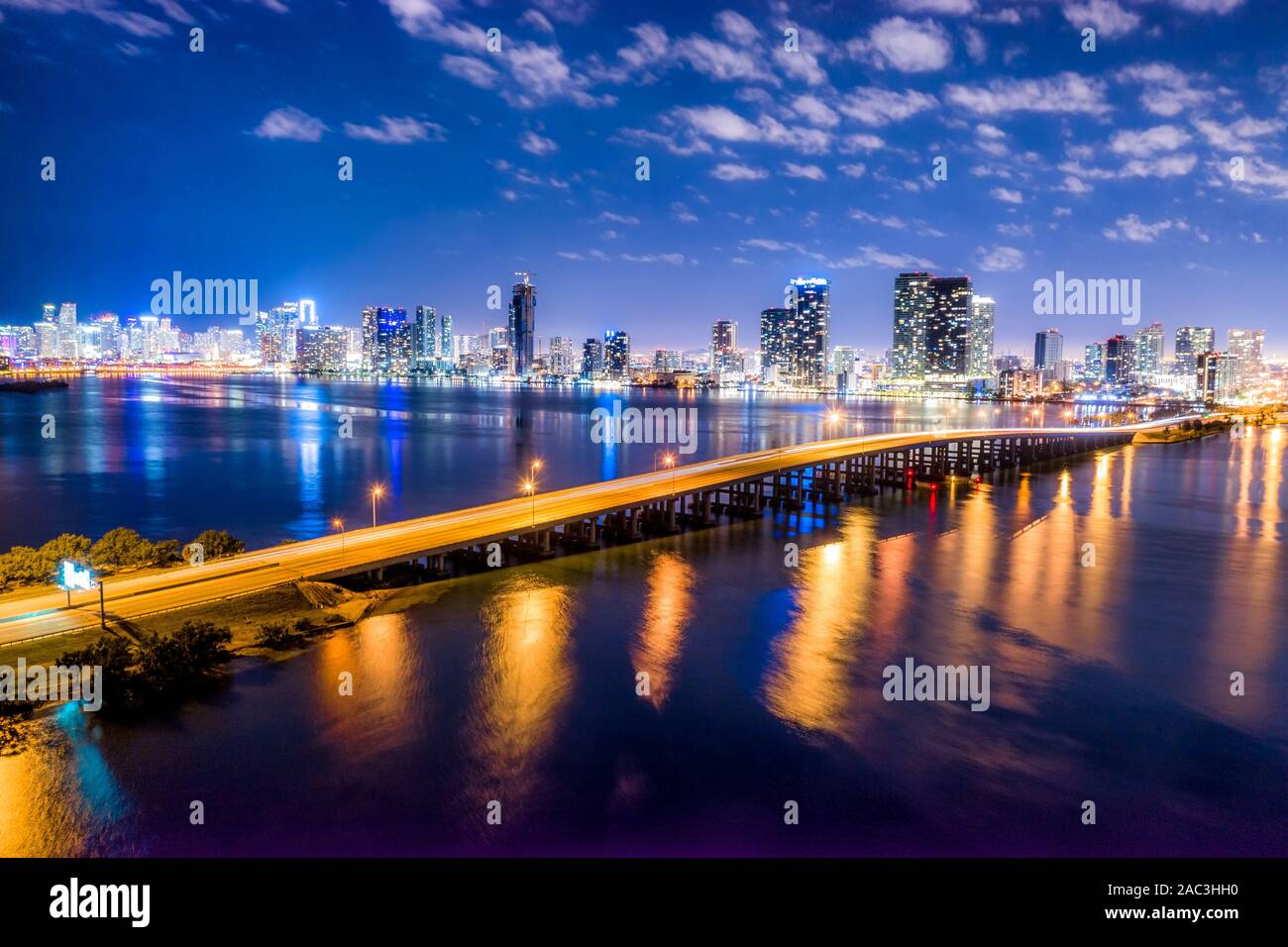 Miami skyline nuit antenne longue exposition à Miami Beach et MacArthur Causeway Banque D'Images