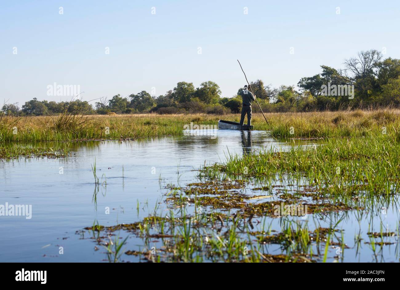 Mokoro canoë safari sur la rivière Khwai, Réserve privée de Khwai, Delta d'Okavango, Botswana Banque D'Images