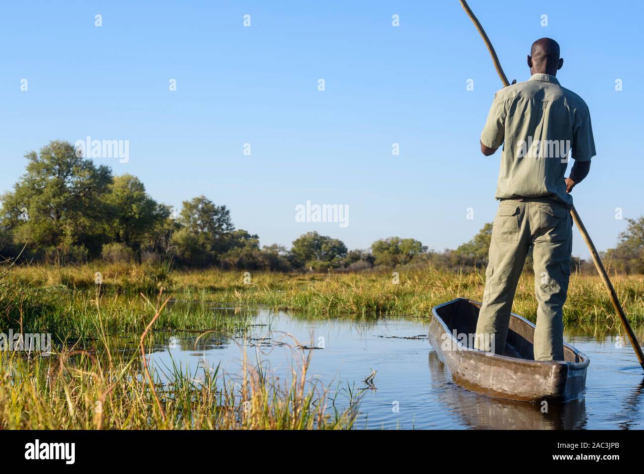 Mokoro canoë safari sur la rivière Khwai, Réserve privée de Khwai, Delta d'Okavango, Botswana Banque D'Images