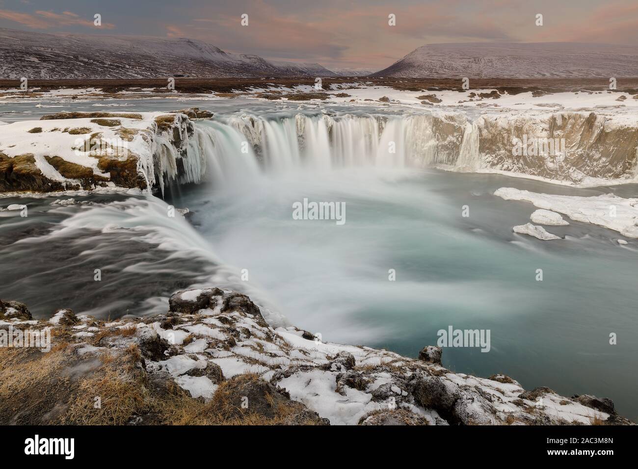 Godafoss, God's cascade dans l'Islande à l'hiver Banque D'Images