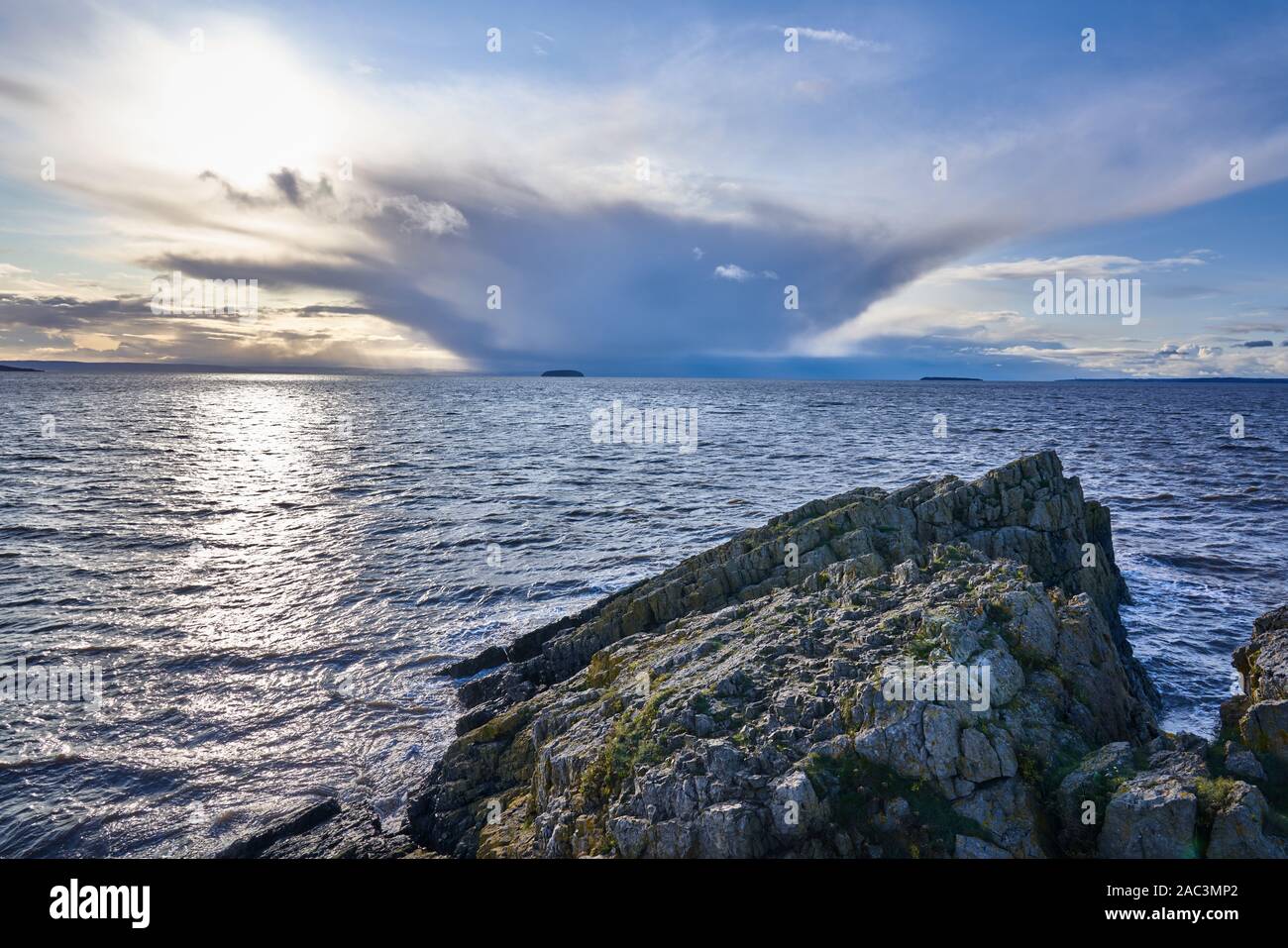 Approching forte pluie sur le canal de Bristol et Steepholm de Sand Point dans le Somerset UK Banque D'Images