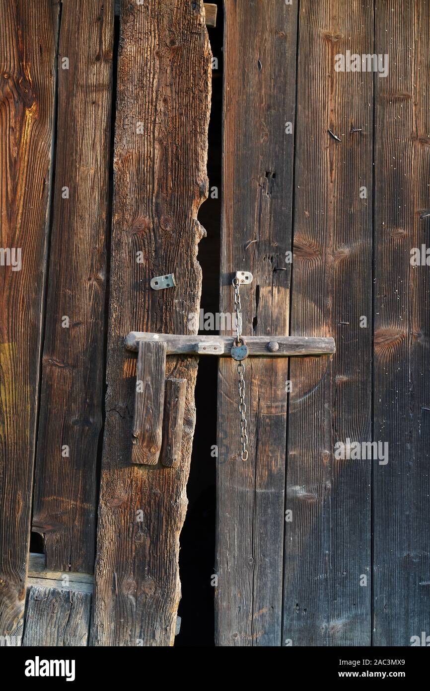 Ancienne porte en bois avec serrure à l'ancienne grange Banque D'Images