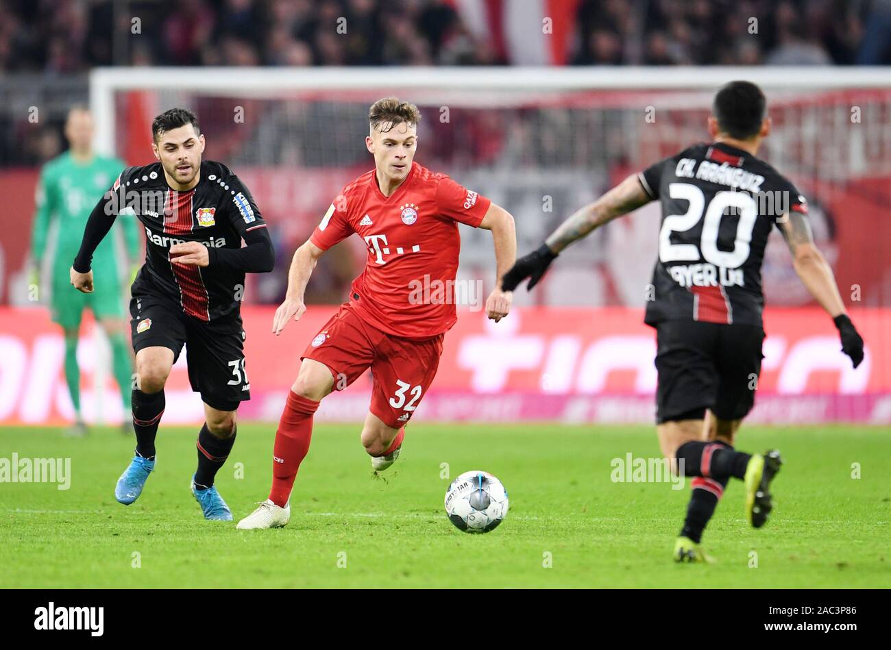 Munich, Allemagne. 30Th Nov, 2019. Soccer : Bundesliga, Bayern Munich - Bayer Leverkusen, 13e journée de l'Allianz Arena. Kevin Volland (l-r) de Leverkusen, Joshua Kimmich de Bavière et Charles Aránguiz de Leverkusen lutte pour la balle. Credit : Tobias Hase/DPA - NOTE IMPORTANTE : en conformité avec les exigences de la DFL Deutsche Fußball Liga ou la DFB Deutscher Fußball-Bund, il est interdit d'utiliser ou avoir utilisé des photographies prises dans le stade et/ou la correspondance dans la séquence sous forme d'images et/ou vidéo-comme des séquences de photos./dpa/Alamy Live News Banque D'Images