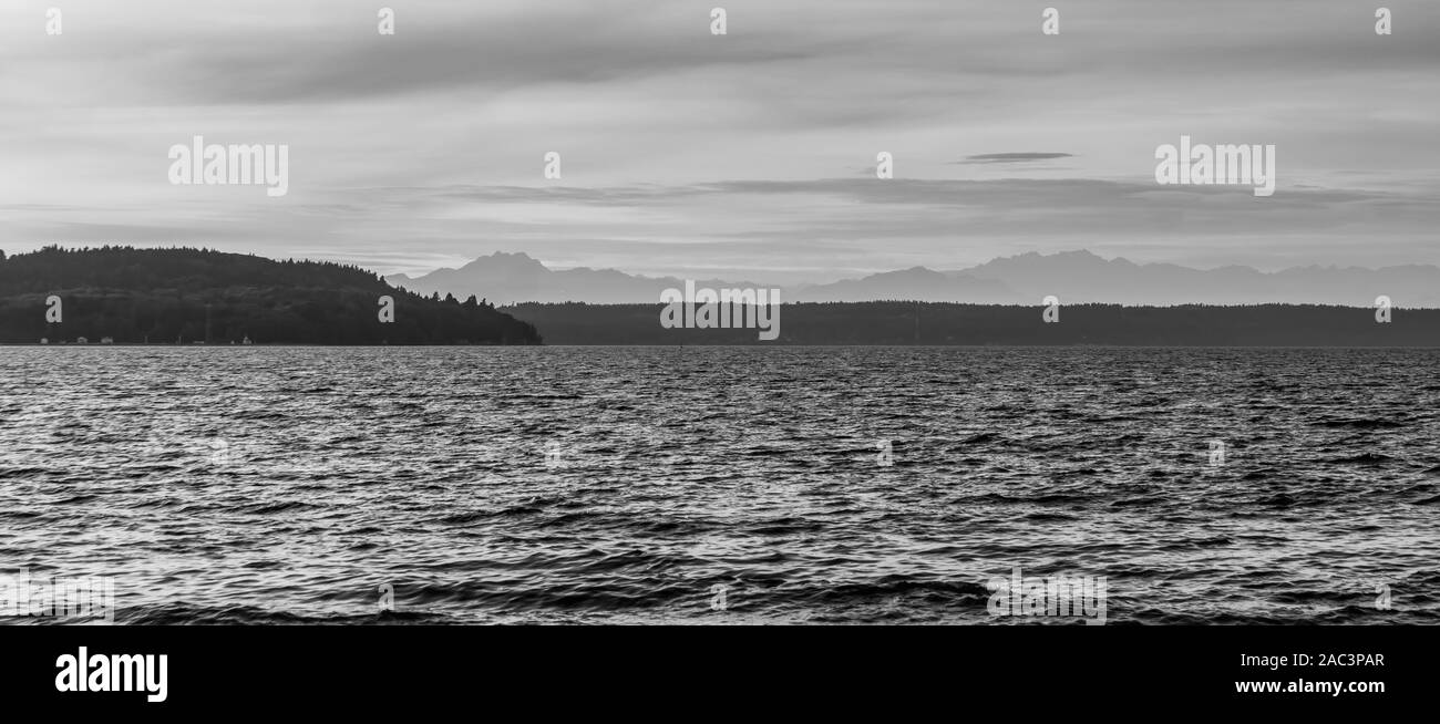 Une vue sur le Puget Sound et les montagnes couvertes de brume. Banque D'Images