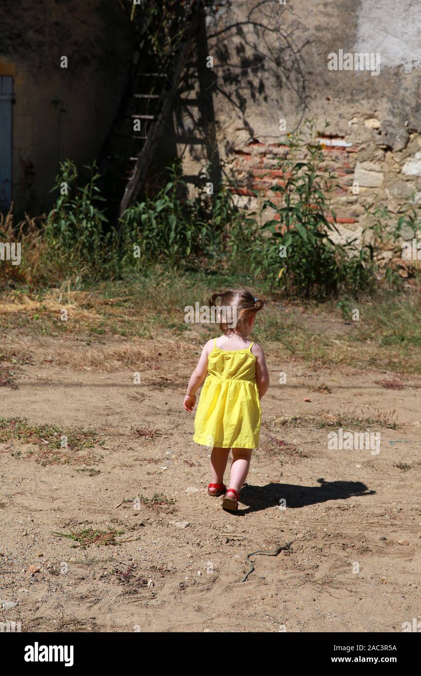Girl walking, vue de dos. Banque D'Images