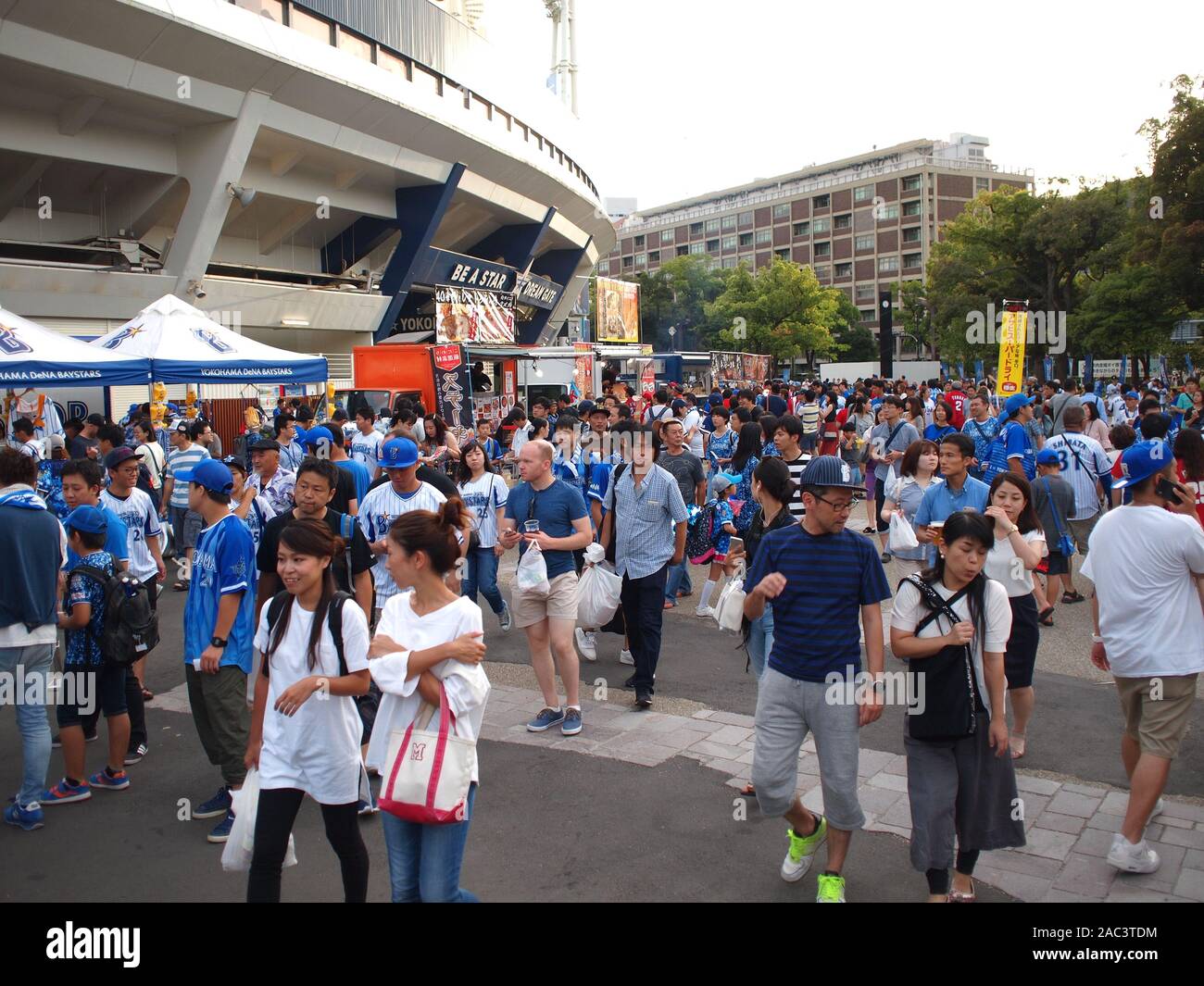 L'équipe de baseball professionnel japonais DeNA Yokohama BayStars fans à l'extérieur de Yokohama Stadium avant un match Banque D'Images