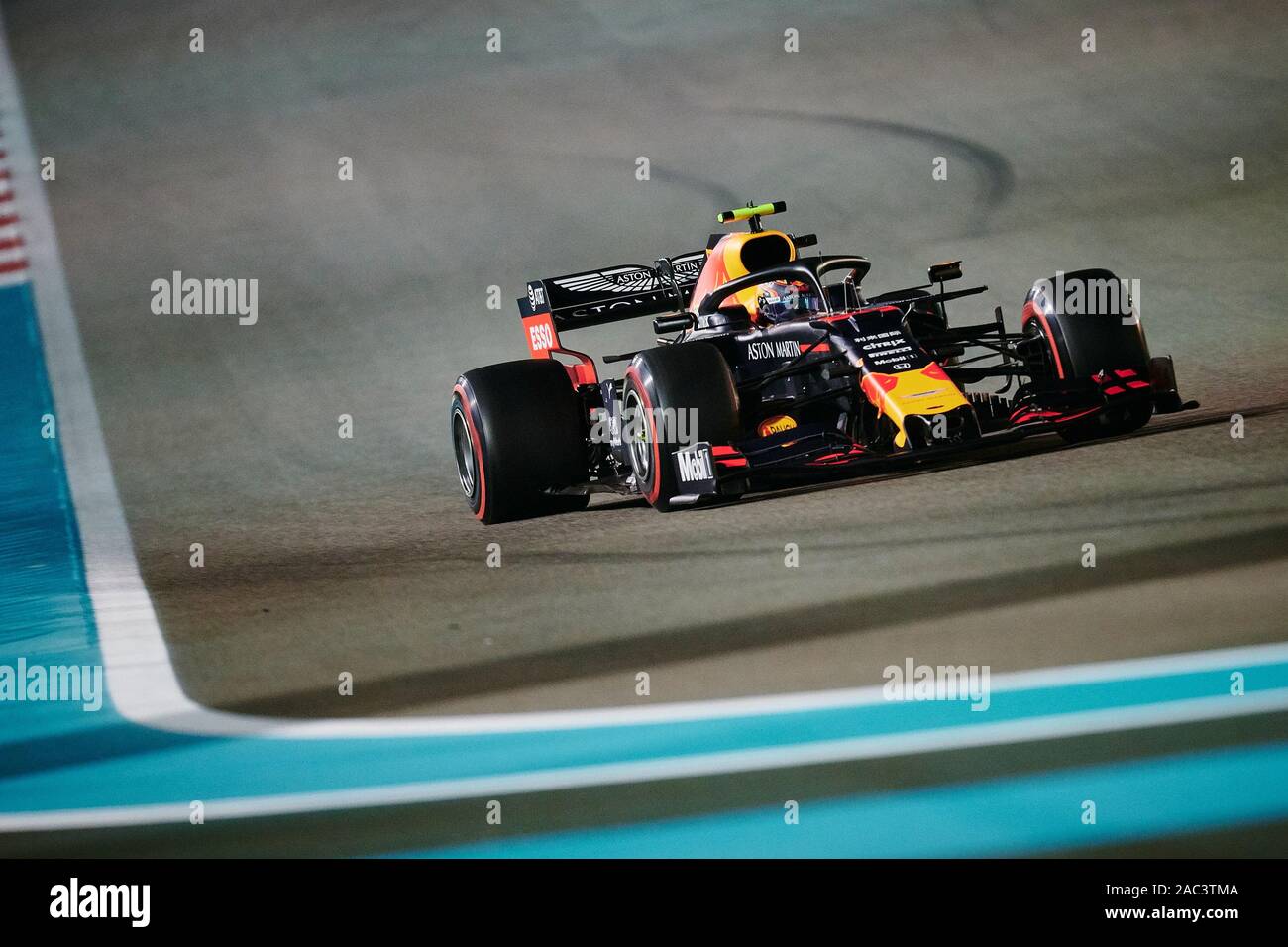 Red Bull Racing a permis thaïlandais Alexander Albon fait concurrence au cours de la séance de qualifications de l'Abu Dhabi F1 Grand Prix sur le Circuit de Yas Marina à Abu Dhabi. Banque D'Images