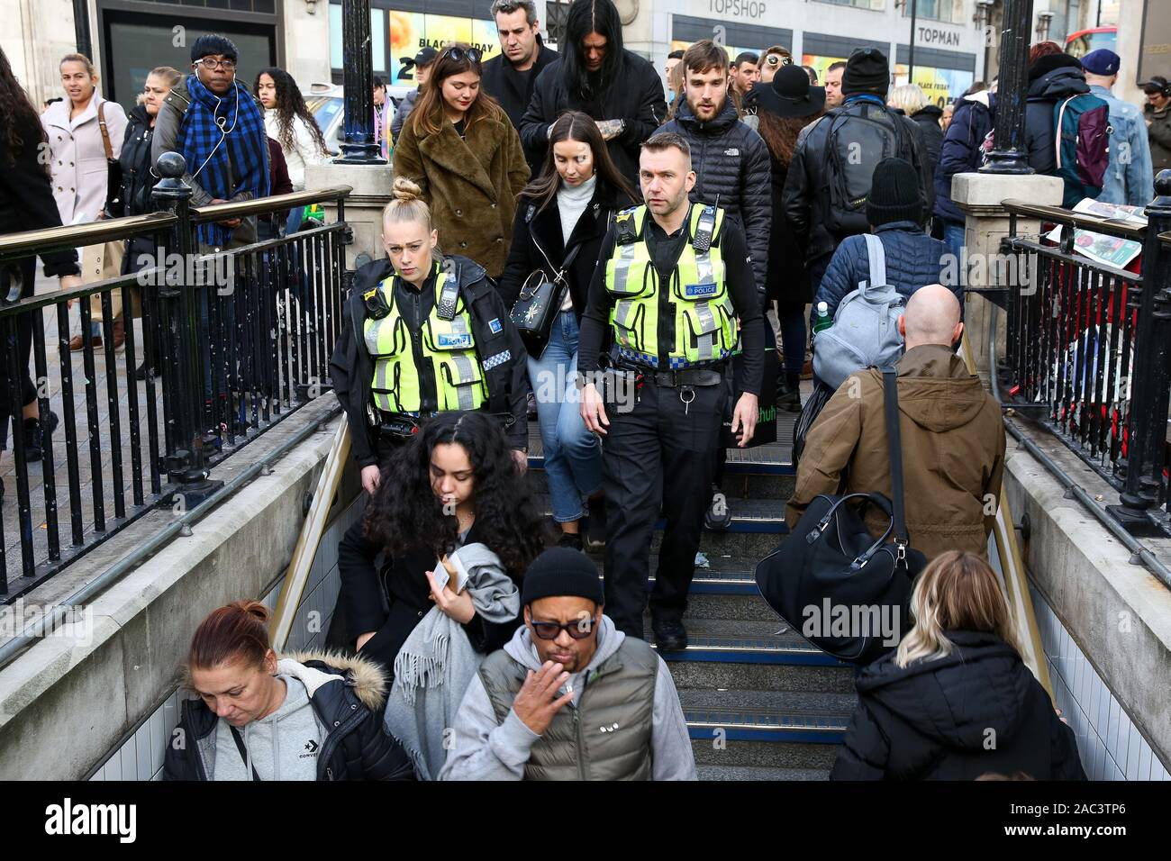 Londres, Royaume-Uni. 30Th Nov, 2019. Les agents de police britannique des transports entrez Oxford Street station à la suite de l'incident du Pont de Londres. Un homme et une femme sont morts et Usman Khan, 28 du stock, a été abattu par la police sur le pont de Londres le 29 novembre. Crédit : Steve Taylor/SOPA Images/ZUMA/Alamy Fil Live News Banque D'Images