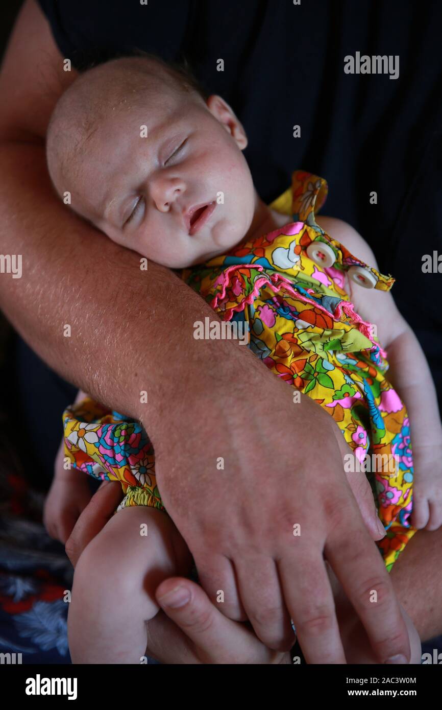 6 Semaines Bebe Endormi Dans Les Bras De Papa Photo Stock Alamy