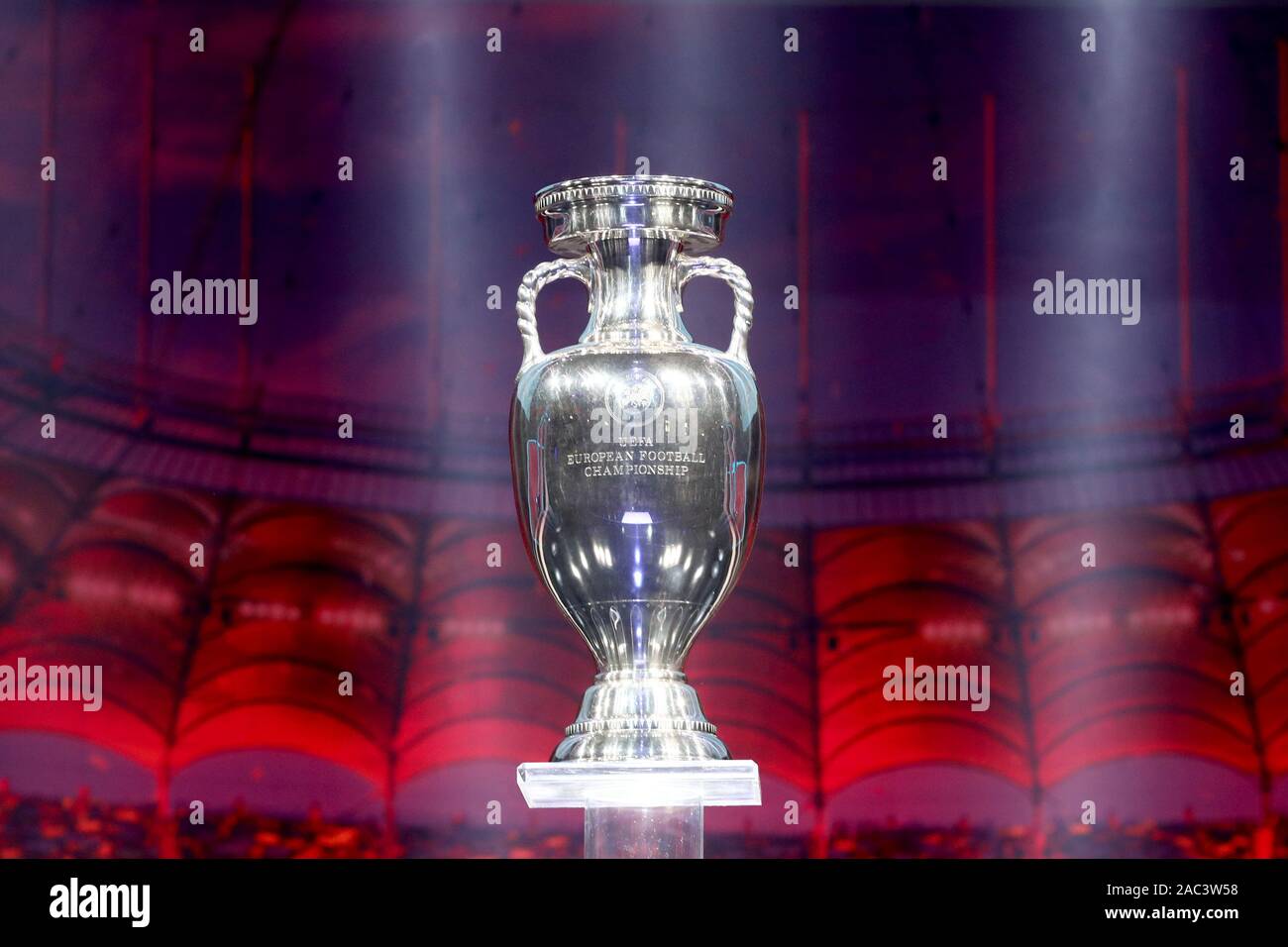 Bucarest, Roumanie. 30Th Nov, 2019. Football, tirage au sort pour le  championnat d'Europe de Football 2020 au Parc des Expositions Romexpo. La  coupe d'Europe se dresse sur un podium. L'UEFA EURO 2020