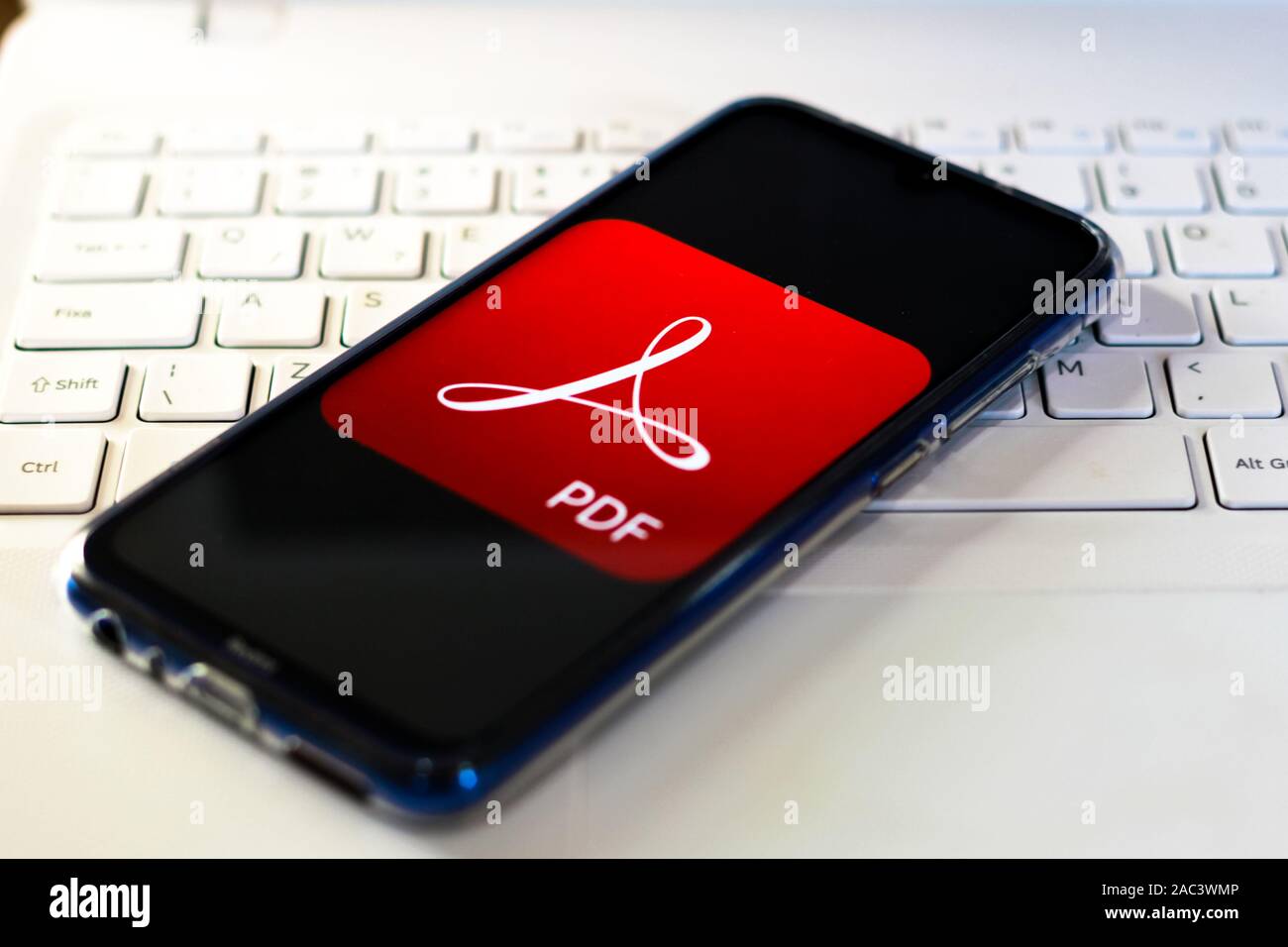 Dans cette photo illustration le logo Adobe Acrobat s'affiche sur un smartphone. Banque D'Images
