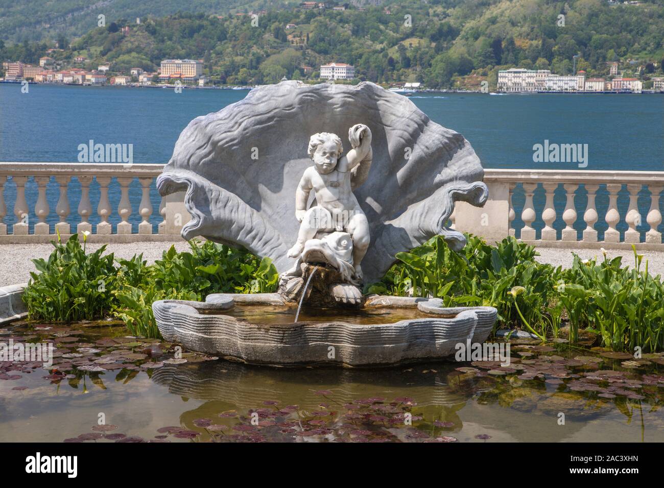BELAGGIO, ITALIE - 10 MAI 2015 : La Villa Melzi sur le front de lac de Côme et la petite fontaine dans les jardins. Banque D'Images