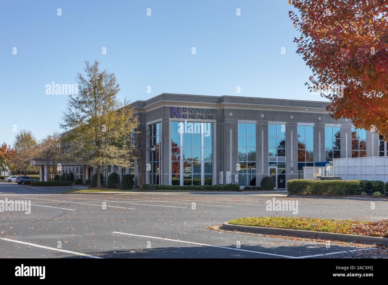 CHARLOTTE, NC, USA-24 nov 2019 Novant : l'immeuble de bureaux de santé dans Ballantyne Business Park. Banque D'Images