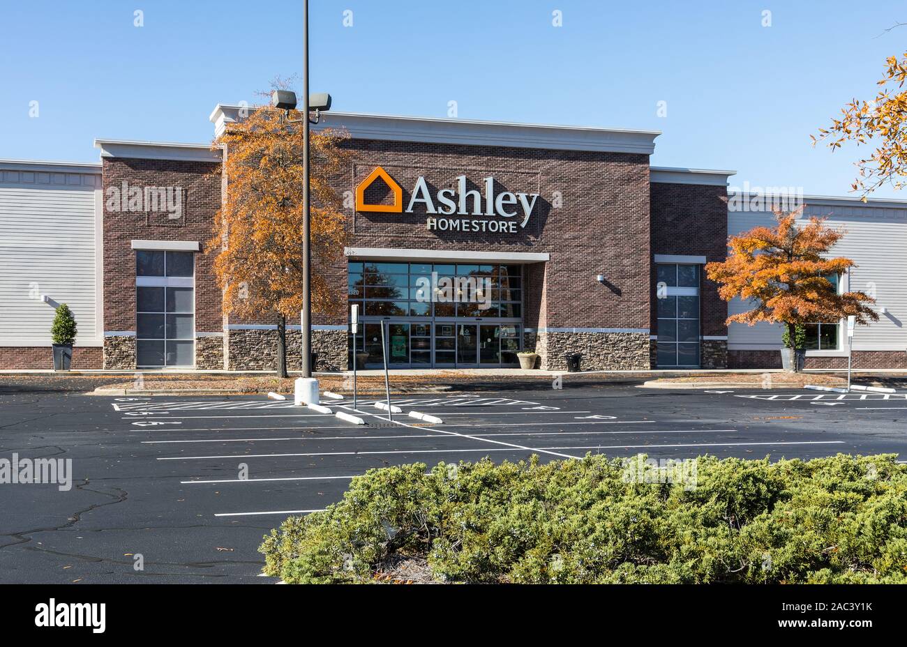 Charlotte, NC, USA-24 nov 2019 : une devanture de Ashley Furniture Industries, un fabricant et distributeur d'accessoires de maison. Banque D'Images