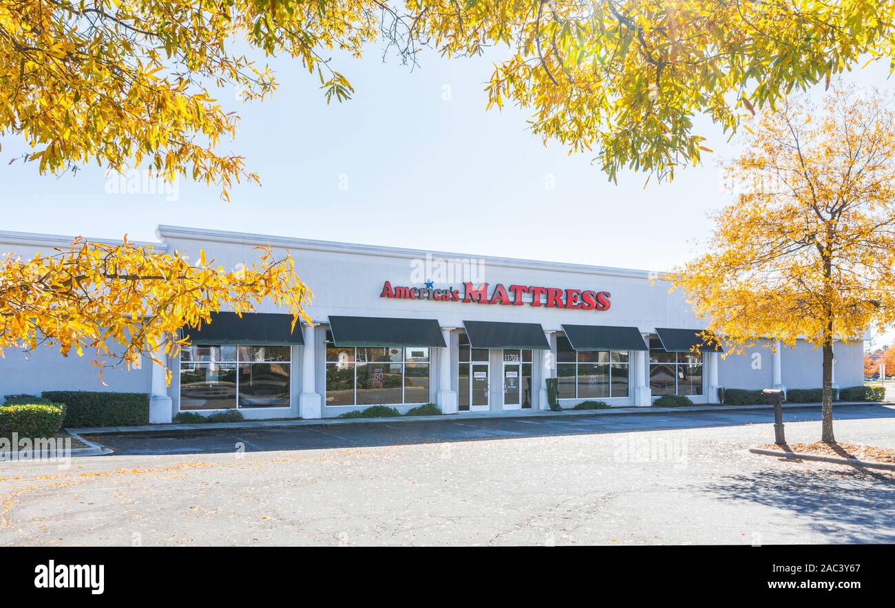 Charlotte, NC, USA-24 nov 2019 : Un matelas d'Amérique store front extérieur. Amérique du matelas est une chaîne de plus de 300 points de vente appartenant à des indépendants. Banque D'Images