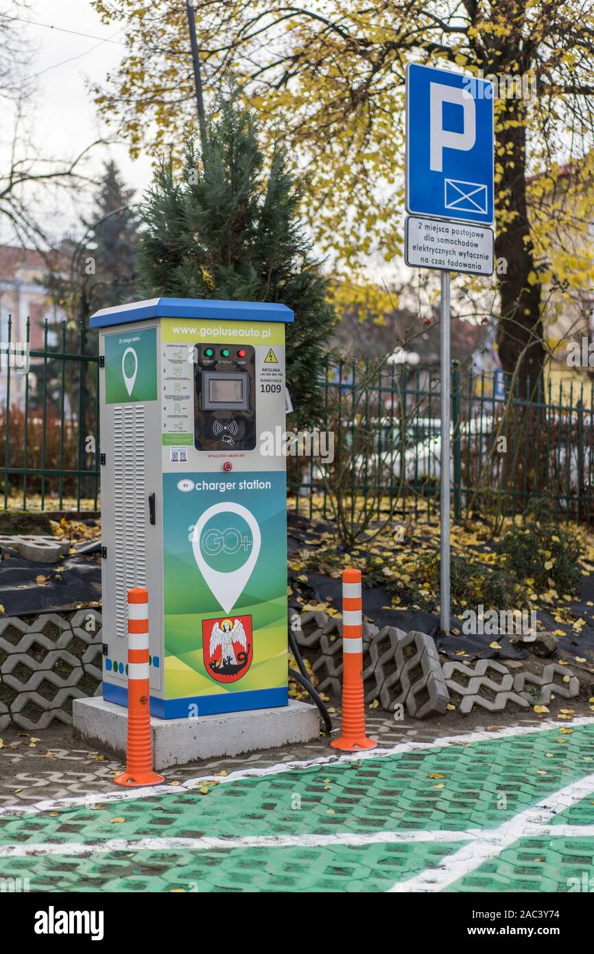 Lancut, Subcarpathian, Pologne - 11-01.2019: Première station de chargeur de voiture électrique Banque D'Images