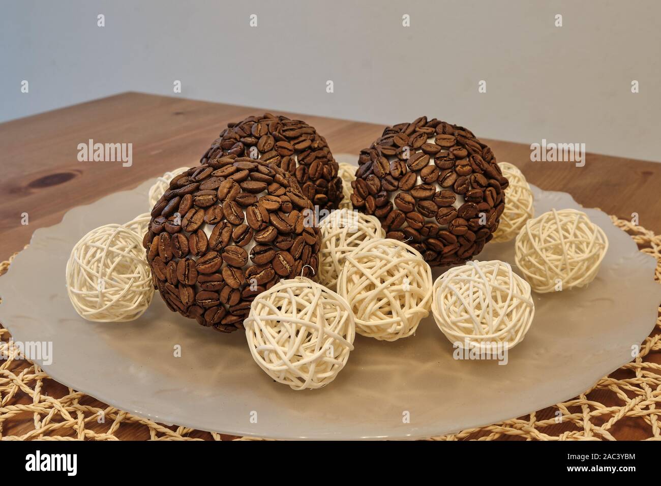 Décor de table fait maison avec des grains de café Banque D'Images