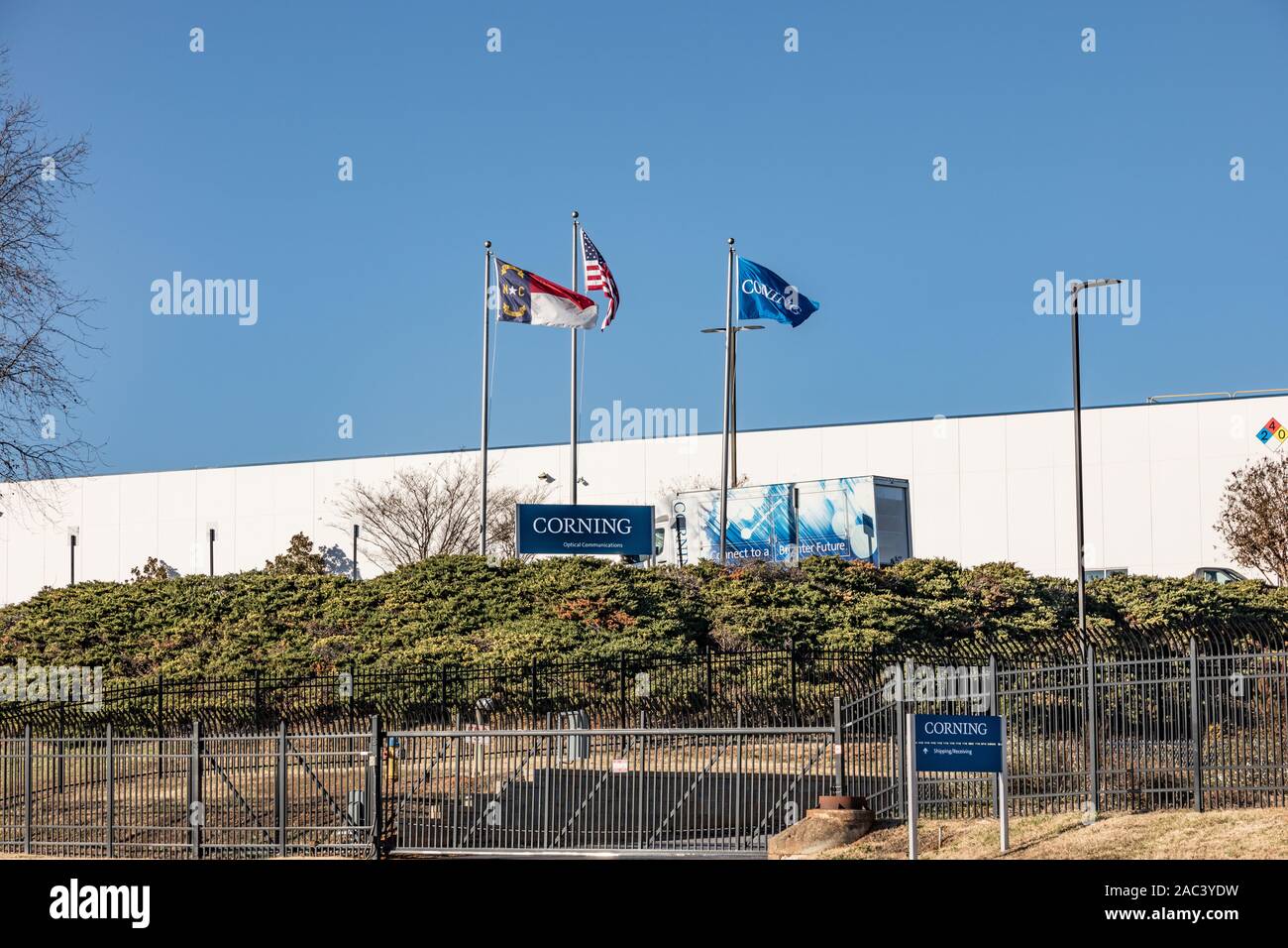 NEWTON, NC, USA-24 nov 2019 : Communications optiques Corning bâtiment de fabrication et des signes. Une filiale de Corning. Banque D'Images