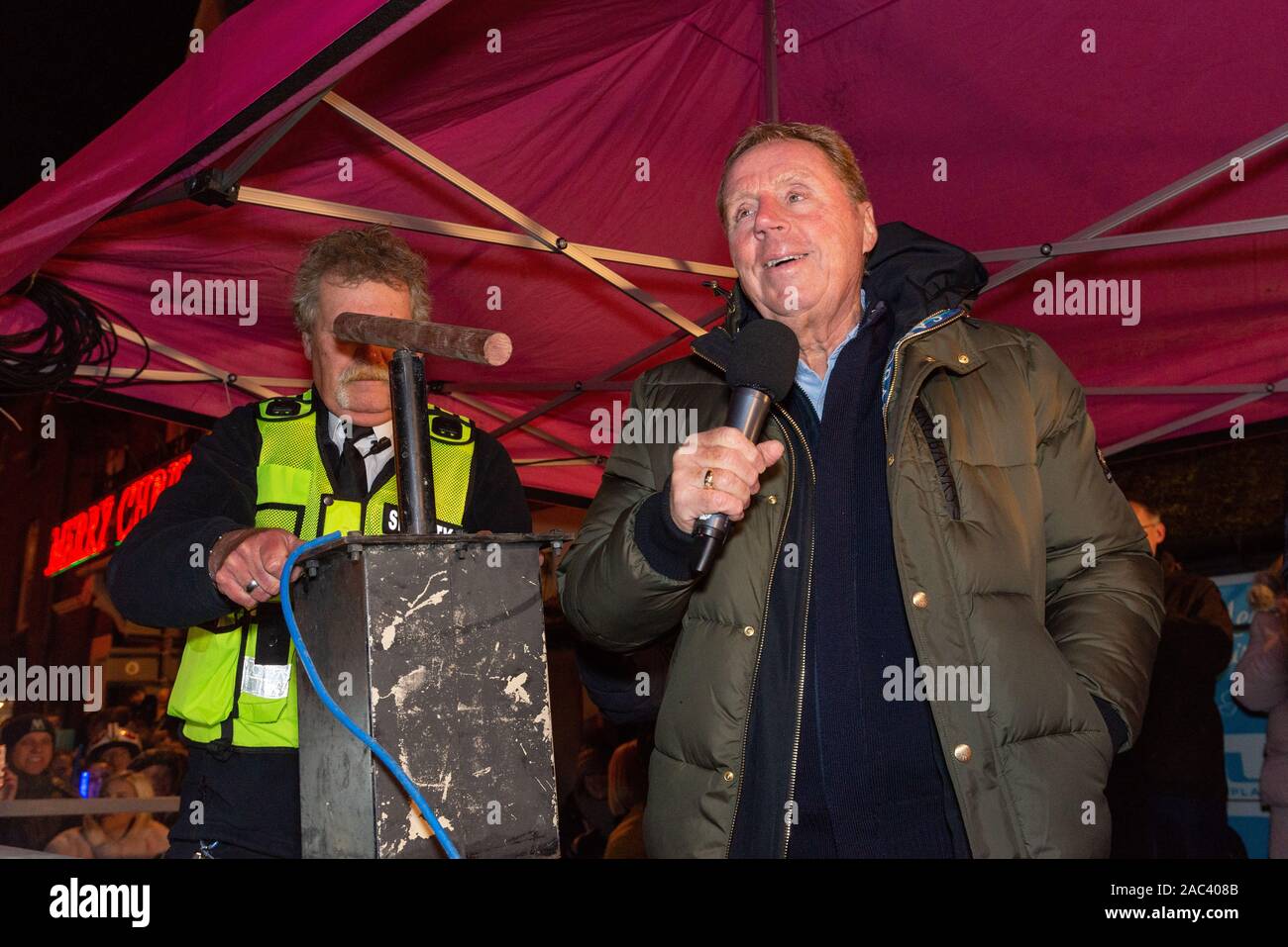 Harry Redknapp, Fordingbridge, New Forest, Hampshire, Angleterre, ROYAUME-UNI. 30th novembre 2019. Les lumières de Noël de la ville sont allumées par King of the Jungle, ancien directeur du football et célébrité locale. Les foules envahissent la rue haute pour entendre les anecdotes de M. Redknapp sur la ville avant du regarder lancer officiellement la période des fêtes. Banque D'Images