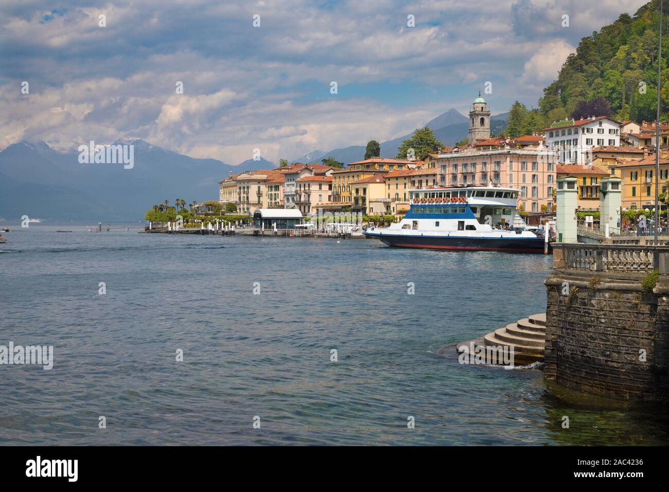 Bellagio - la promenade de la ville et les Alpes en arrière-plan. Banque D'Images