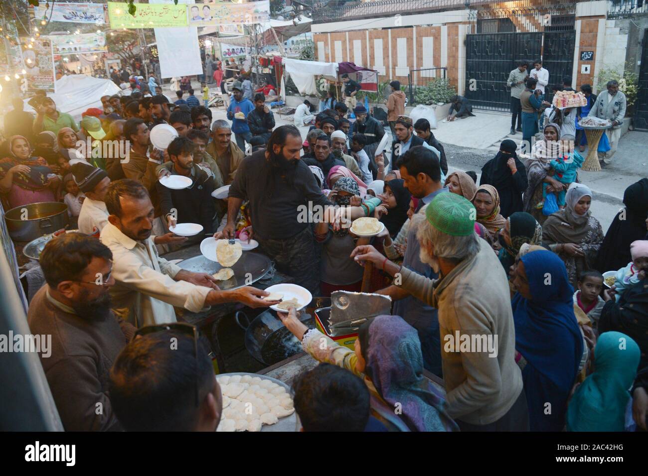 Lahore, Pakistan. 30Th Nov 2019. Les dévots pakistanais personnes prennent part au cours du festival annuel 392th Urs Célébration de Saint Soufi Hazrat Baba Syed Shah Jamal Sohrwardy à Lahore. L'Urs annuel festival est réalisée chaque année sur les 3e, 4e et 5e jours du mois islamique de Rabi' al-Thani. Les trois jours de 392th urs de Saint Soufi Hazrat Baba Syed Shah Jamal Sohrwardy continue pour la deuxième journée à son culte Shah Jamal Road, Ichra, dans la métropole de la province de Lahore. Credit : Pacific Press Agency/Alamy Live News Banque D'Images