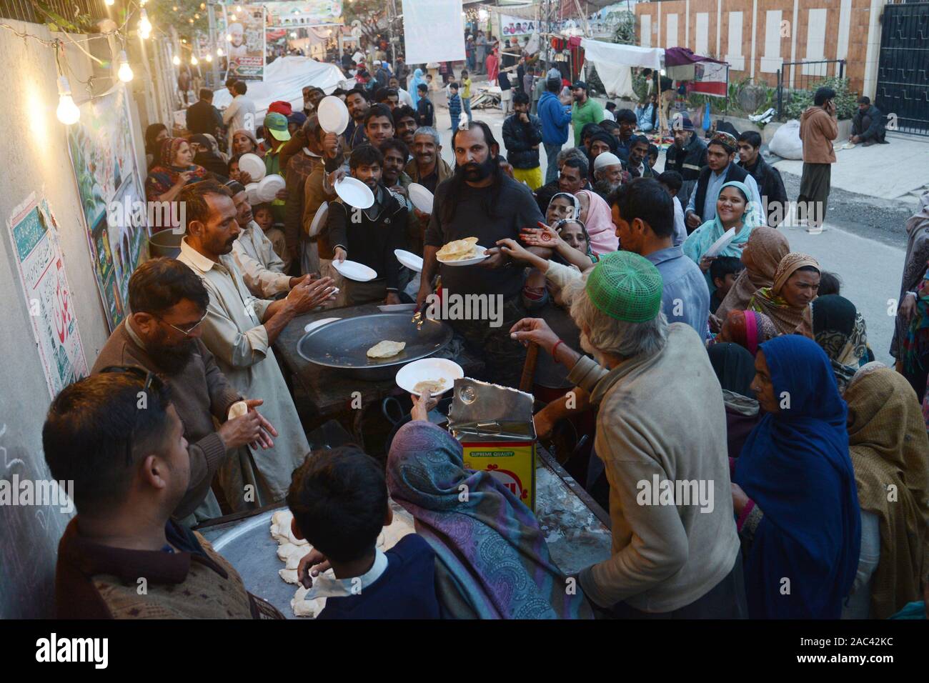 Lahore, Pakistan. 30Th Nov 2019. Les dévots pakistanais personnes prennent part au cours du festival annuel 392th Urs Célébration de Saint Soufi Hazrat Baba Syed Shah Jamal Sohrwardy à Lahore. L'Urs annuel festival est réalisée chaque année sur les 3e, 4e et 5e jours du mois islamique de Rabi' al-Thani. Les trois jours de 392th urs de Saint Soufi Hazrat Baba Syed Shah Jamal Sohrwardy continue pour la deuxième journée à son culte Shah Jamal Road, Ichra, dans la métropole de la province de Lahore. Credit : Pacific Press Agency/Alamy Live News Banque D'Images